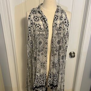 Sonoma Black and White Patterned multi use sleeveless top: vest coverup scarf